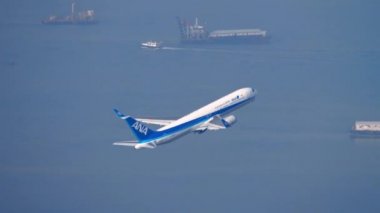 Uçak şehrin üzerinde uçuyor. Düşük ihtimal.