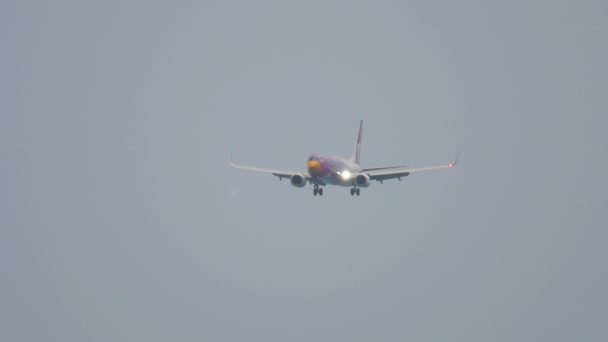 Boeing Nok Air летает, вид спереди — стоковое видео