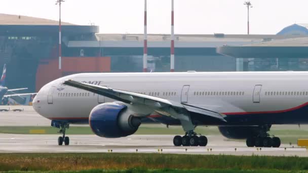 โบอิ้ง 777 Aeroflot บนรันเวย์ — วีดีโอสต็อก
