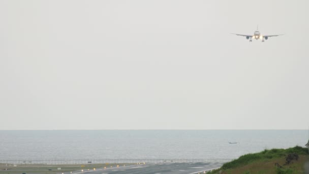 L'avion atterrit à Phuket — Video