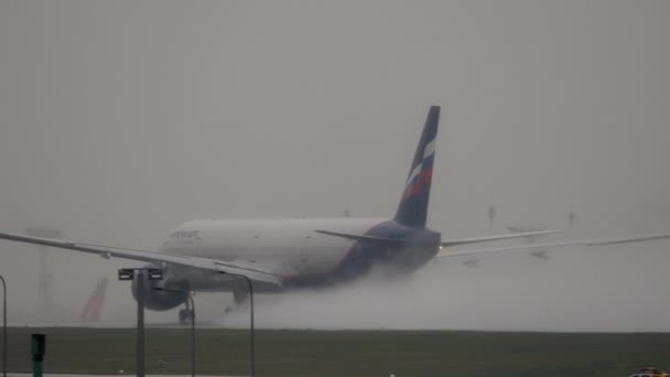 Boeing 777 взлетает под дождем — стоковое видео
