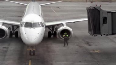 Uçak ve teleskopik iskele