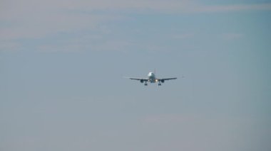 Uçak gökyüzünden yaklaşıyor.