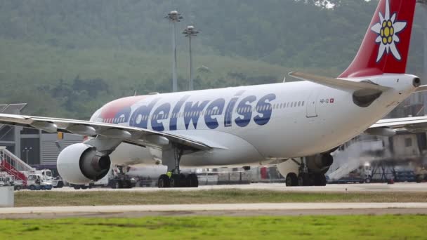 Airbus A330 de Edelweiss Airlines — Vídeo de stock