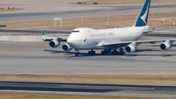 Boeing 747 Cathay Ειρηνικού στο αεροδρόμιο — Αρχείο Βίντεο