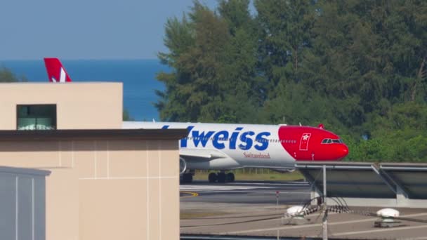 Airbus A340 Edelweiss Air stijgt op — Stockvideo