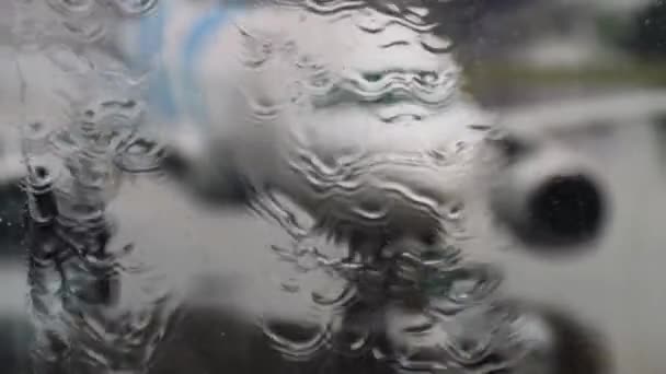 Gouttes de pluie, vue sur l'aéroport — Video