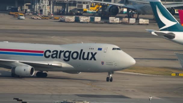 CargoLux Boeing 747 am Flughafen — Stockvideo