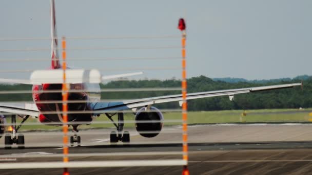 Repülőgép a kifutópályán, visszapillantás — Stock videók