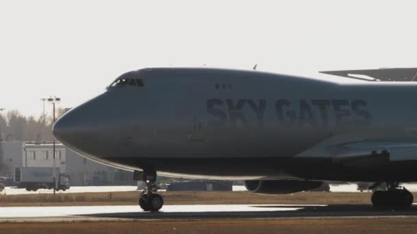 Boeing 747 Sky Gates taksicilik yapıyor. — Stok video