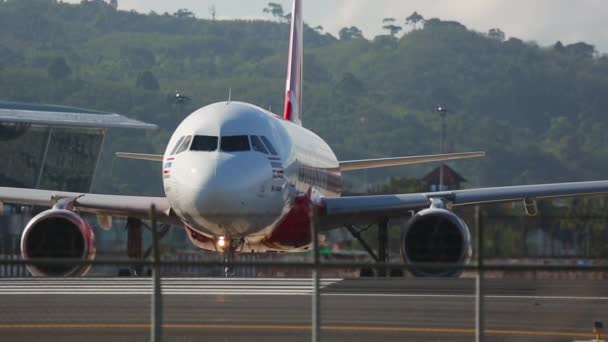 AirAsia auf dem Rollfeld in Phuket — Stockvideo
