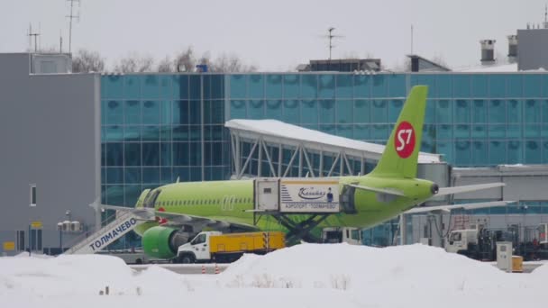 Indulás az S7 Airlines járatára télen — Stock videók