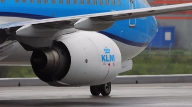 Yakın plan, KLM uçağı kalkıyor.