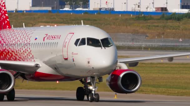 Rossiya Airlines à la voie de circulation — Video