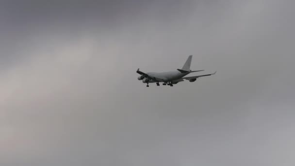 Boeing 747, летящий в облачном небе — стоковое видео