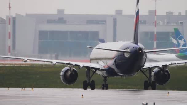 Airbus Aeroflot na pista — Vídeo de Stock