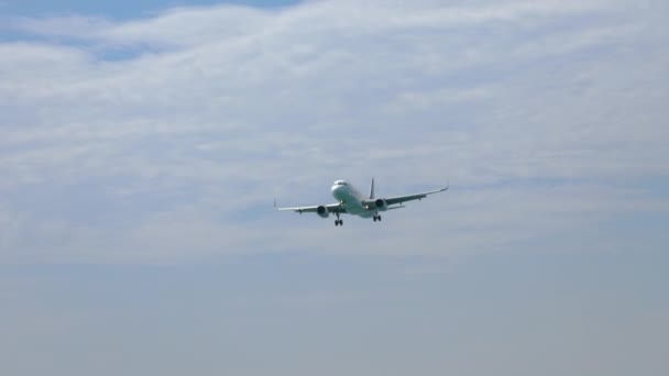 Airbus A320 von Thai Smile fliegt — Stockvideo