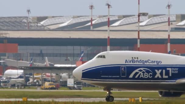Boeing 747 AirBridgeCargo taxiing — Vídeo de Stock
