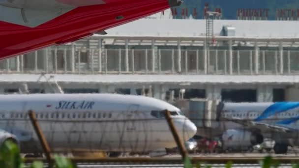 Boeing 737 SilkAir på flygfältet — Stockvideo