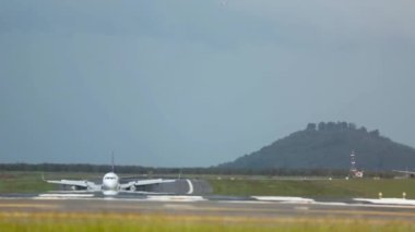 Pist manzaralı, uçak frenli.