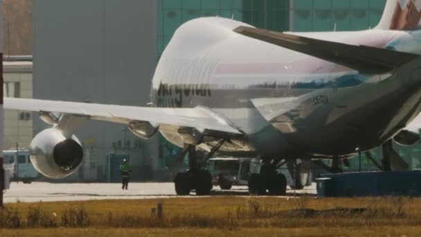 Rebocar uma carga Boeing 747 — Vídeo de Stock