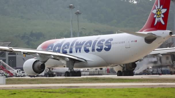 Edelweiss Airbus 330 en Phuket — Vídeo de stock