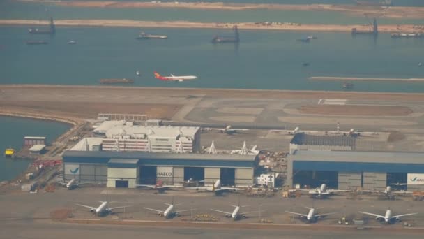 Vista aérea, aterrizaje de aeronaves — Vídeo de stock