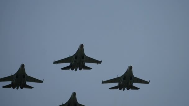 Grupo de aviones militares en el cielo — Vídeo de stock