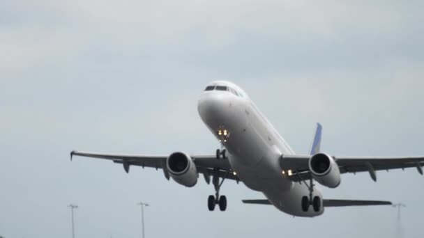 Letadlo Air Astana stoupá — Stock video