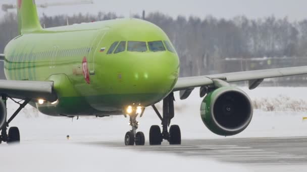 Vliegtuig op het vliegveld in de winter — Stockvideo