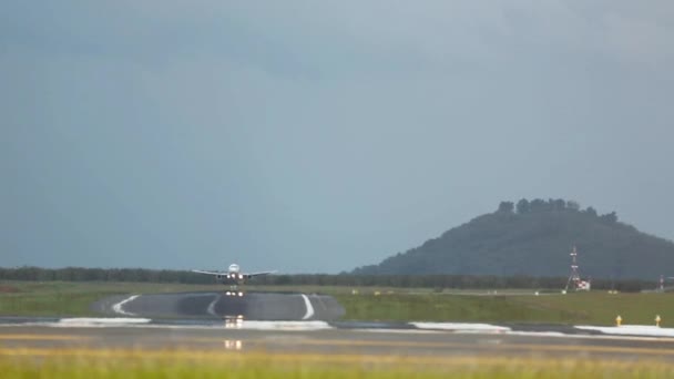 ジェット飛行機の着陸、ロングショット — ストック動画