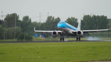 KLM uçağının yavaşça inişi