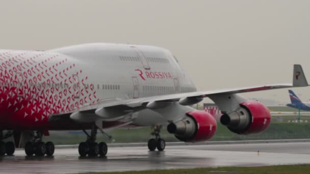 Boeing 747 Rossiya jedzie na drodze kołowania — Wideo stockowe