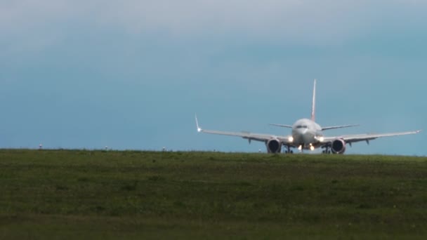 Boeing Rossiya braking after landing — Stock Video