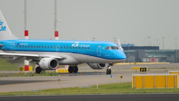 Passagiersvliegtuig KLM rijdt — Stockvideo