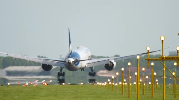 Самолет касается взлетно-посадочной полосы — стоковое видео