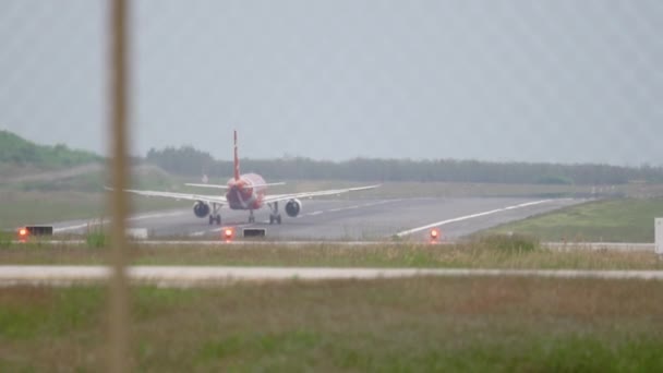 Salida del avión a reacción, vista trasera — Vídeos de Stock