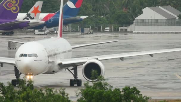 Boeing 777 da Emirates taxiing — Vídeo de Stock