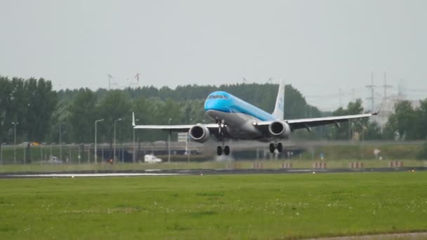 KLM avión llegada, aterrizaje — Vídeo de stock