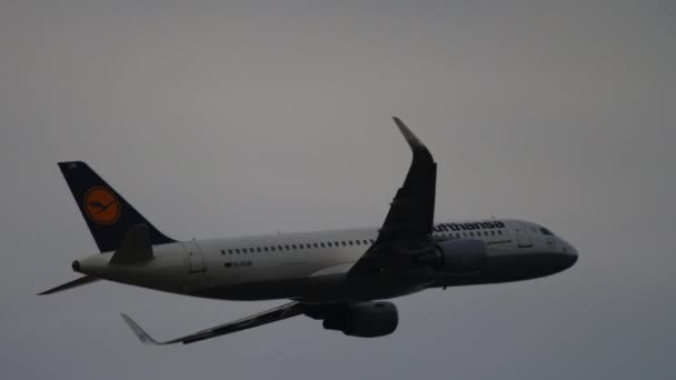 Lufthansa Airbus a 320 uçuş — Stok video