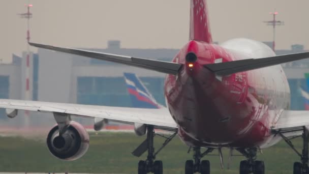 Boeing 747 Rossiya op het vliegveld — Stockvideo