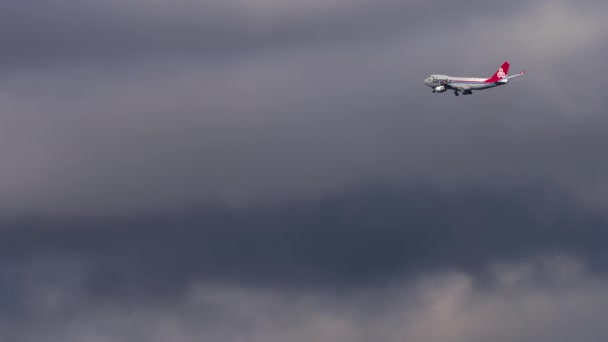 Boeing 747 Cargolux na obloze — Stock video