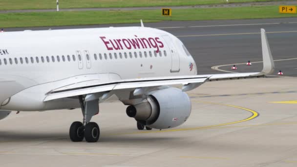 Eurowings на аэродроме, крупным планом — стоковое видео