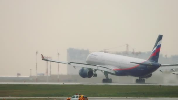 Atterrissage de l'avion Aeroflot — Video