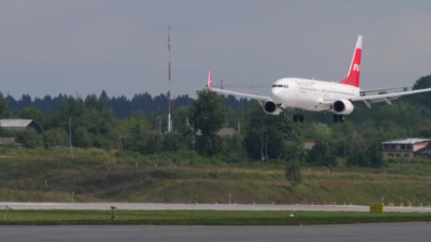 Boeing 737 Nordwind inişi — Stok video