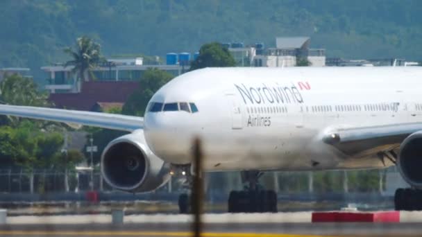 Boeing 777 Nordwind auf dem Flugplatz — Stockvideo