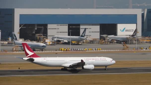 Cathay Dragon op de startbaan — Stockvideo