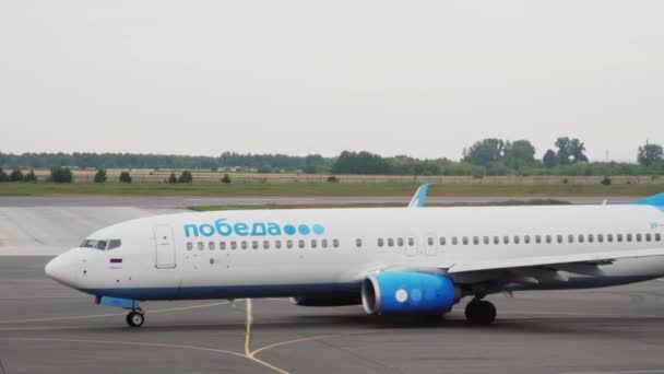 Avion de Pobeda Airlines à la voie de circulation — Video