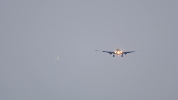Atterrissage de l'avion de ligne au crépuscule — Video