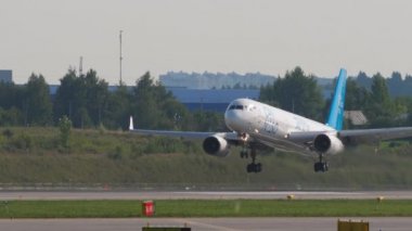 Uçak havaalanına iniyor.